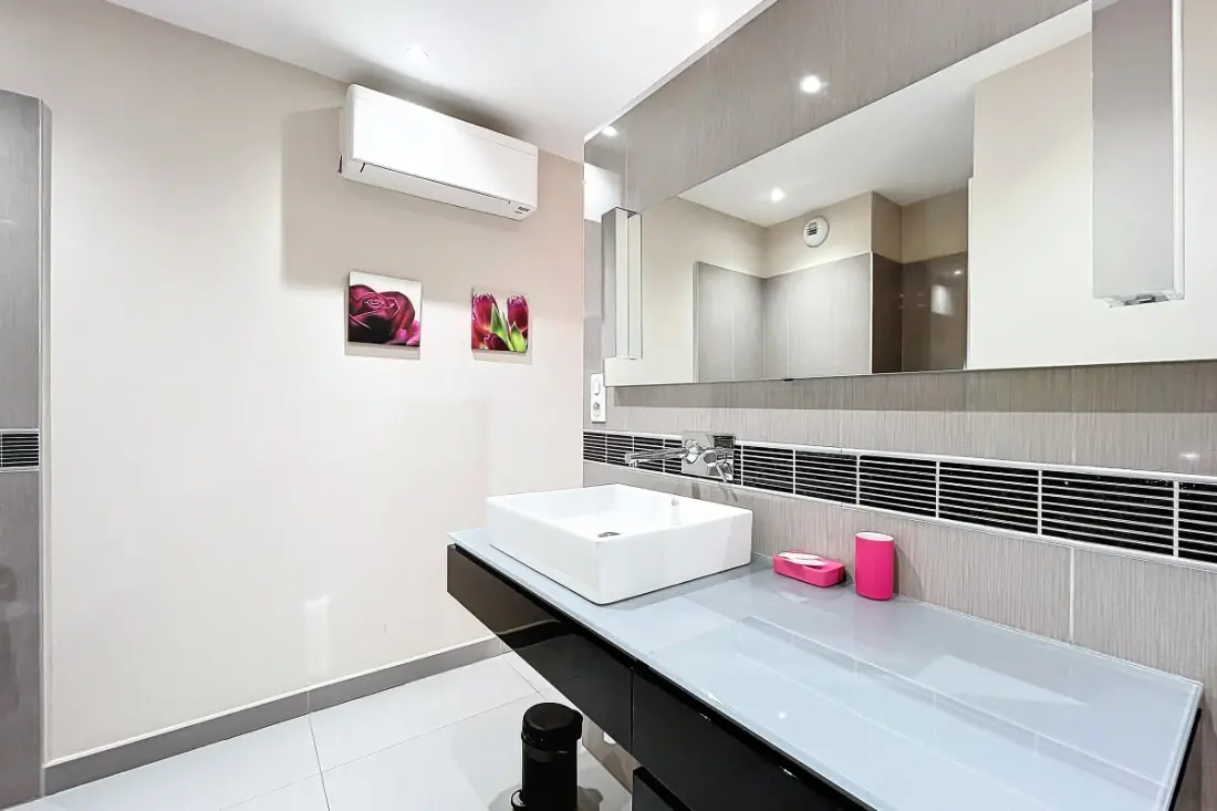Elegáns kialakítású apartman erkéllyel és úszómedencével