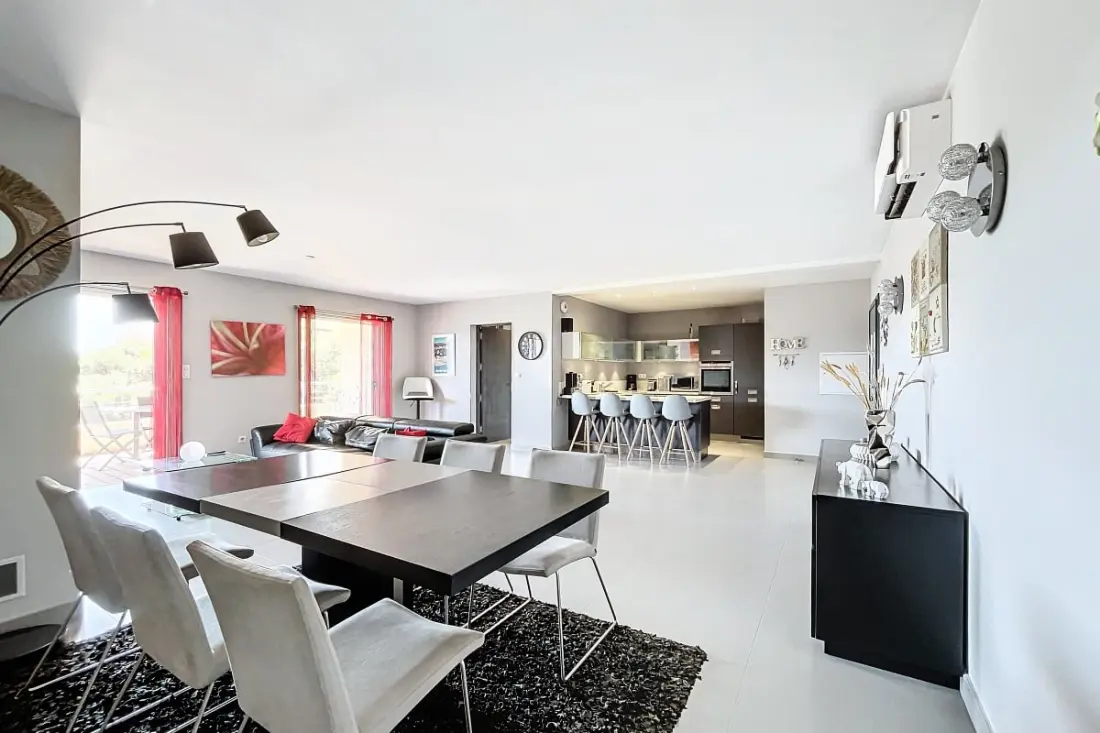 Elegáns kialakítású apartman erkéllyel és úszómedencével