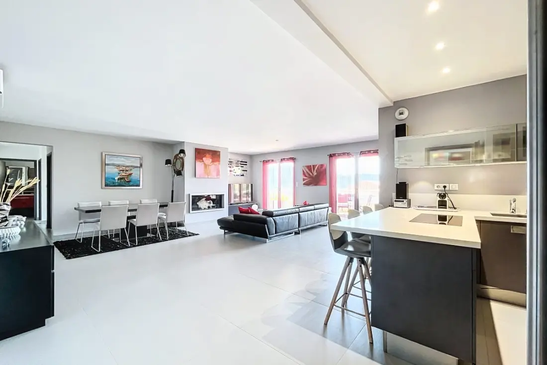 Elegáns kialakítású apartman erkéllyel és úszómedencével