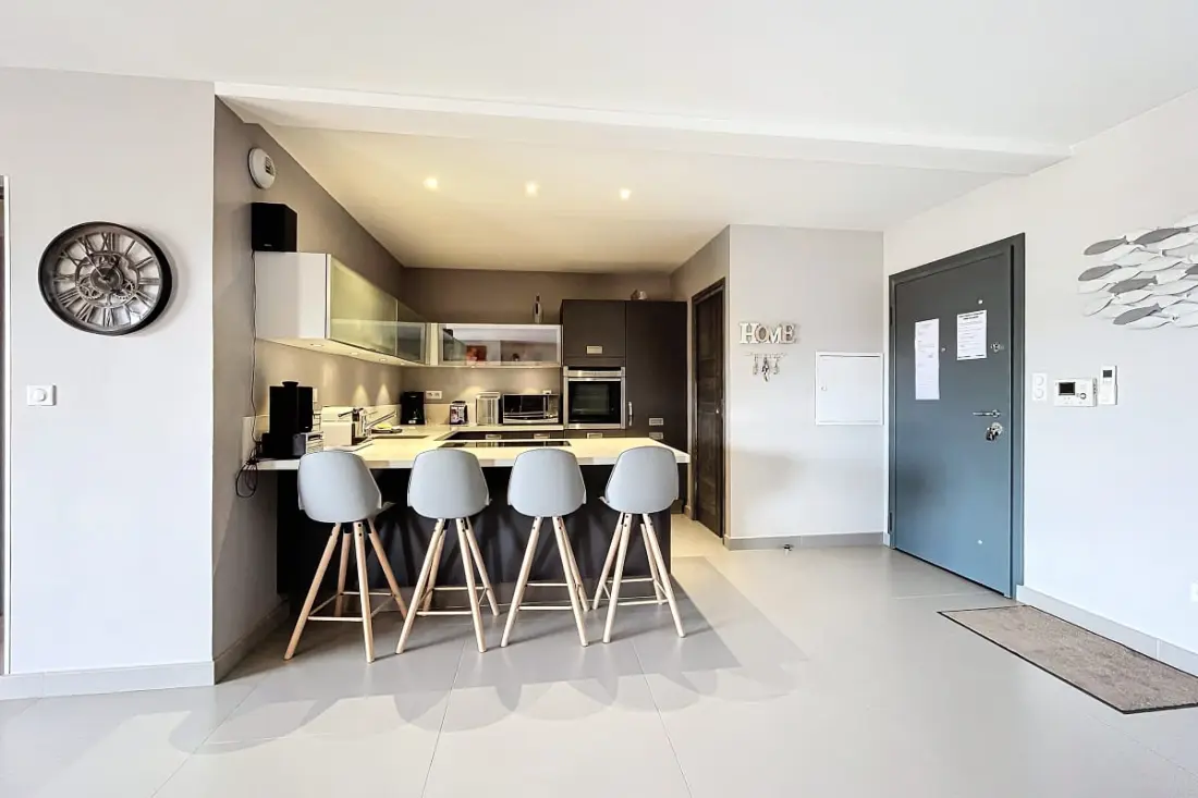 Elegáns kialakítású apartman erkéllyel és úszómedencével