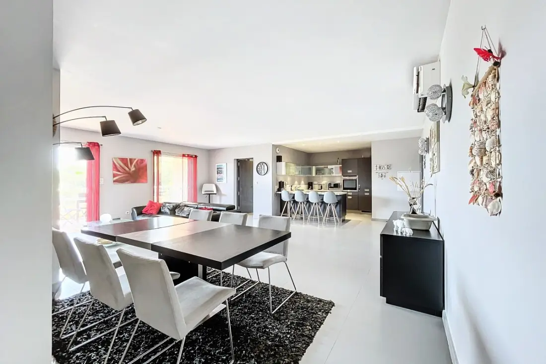 Elegáns kialakítású apartman erkéllyel és úszómedencével