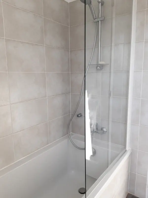 Residence Maison Tamaris. Kerttel és zárással