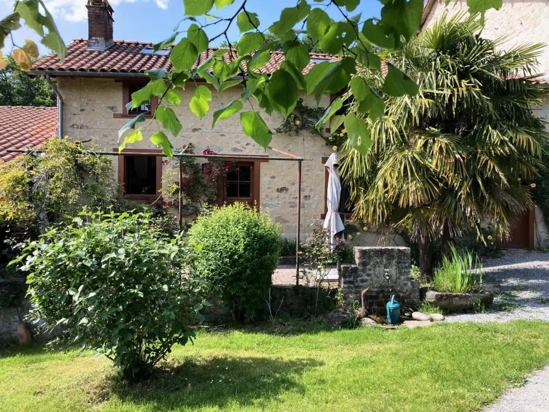 Gîte de France De kat die op 3 oren vist