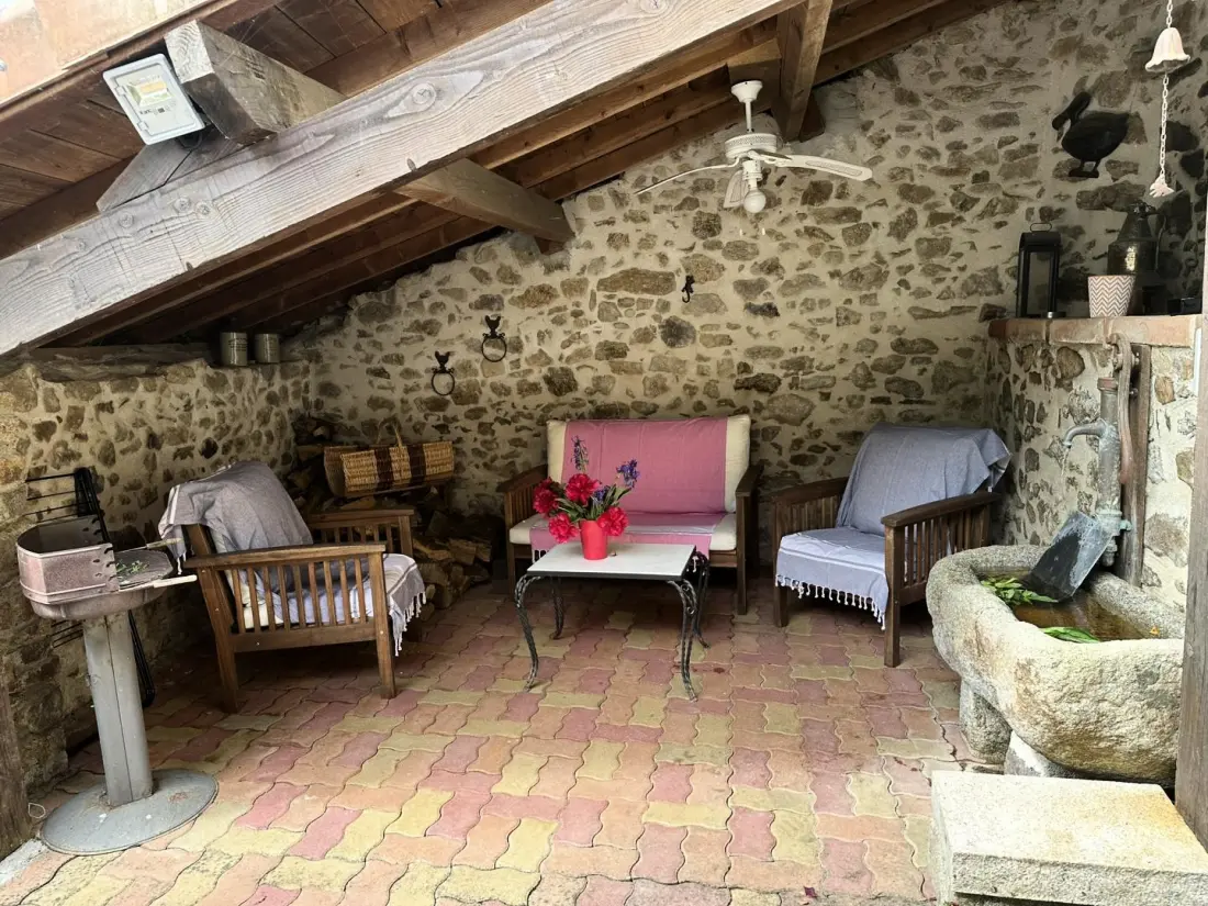 Gîte de France De kat die op 3 oren vist
