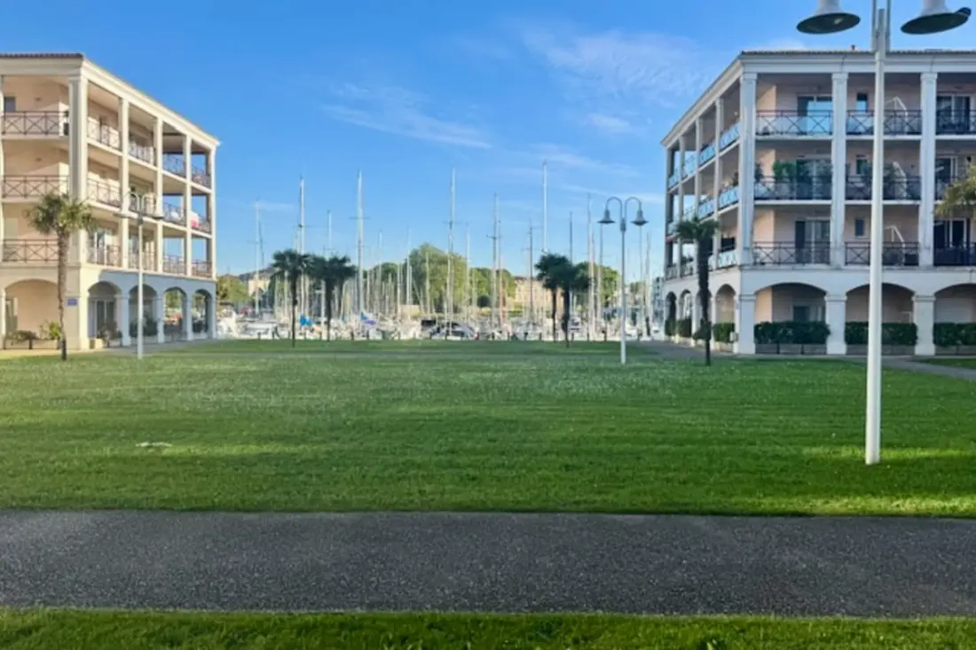 Quiet Apartman Terrace és Port View
