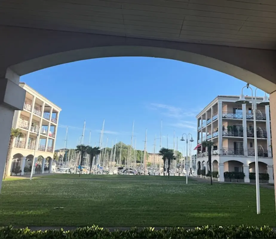Quiet Apartman Terrace és Port View