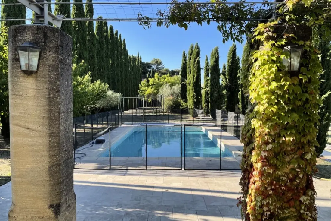 Új Villa Les Cypresses