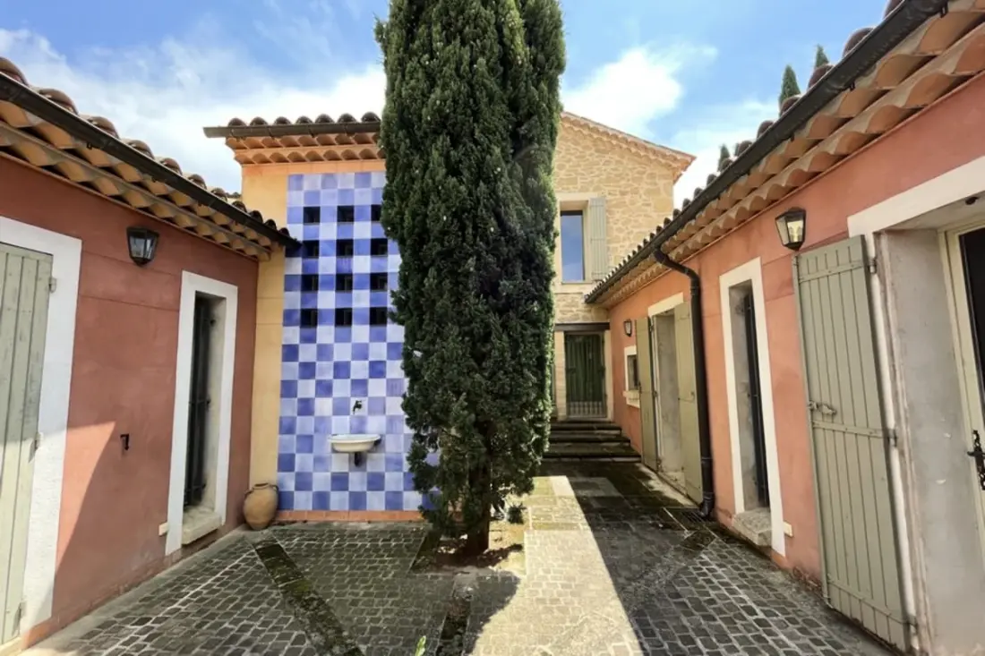 Új Villa Les Cypresses