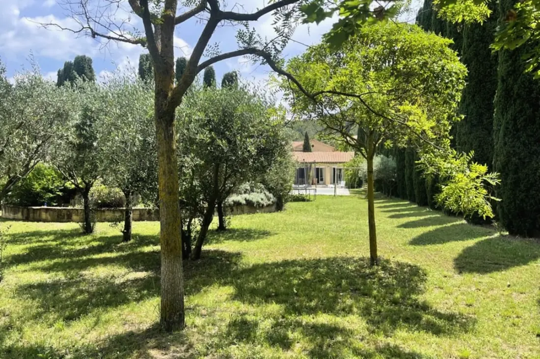 Új Villa Les Cypresses