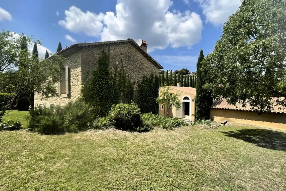 Új Villa Les Cypresses