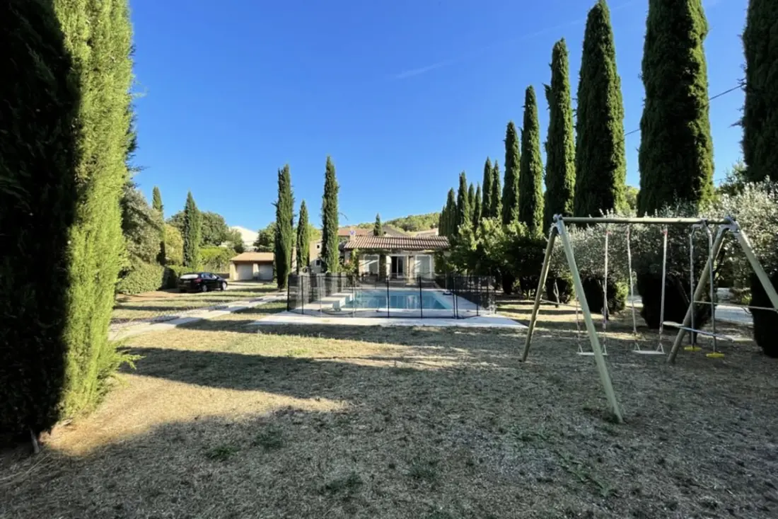 Új Villa Les Cypresses
