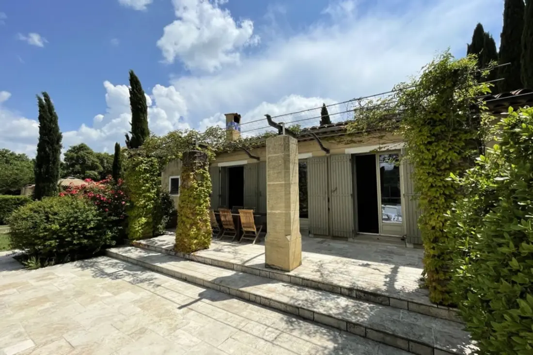 Új Villa Les Cypresses