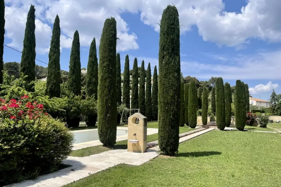 Új Villa Les Cypresses