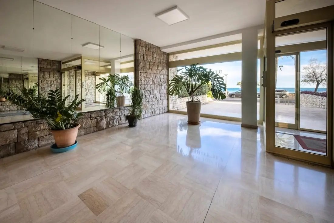 06b - Beautiful 2 Rooms Renovated with Sea View Terrace