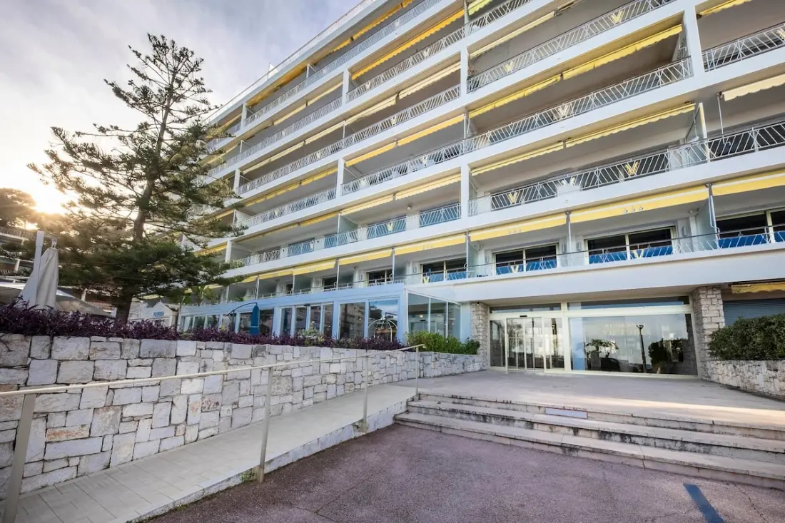 06b - Beautiful 2 Rooms Renovated with Sea View Terrace