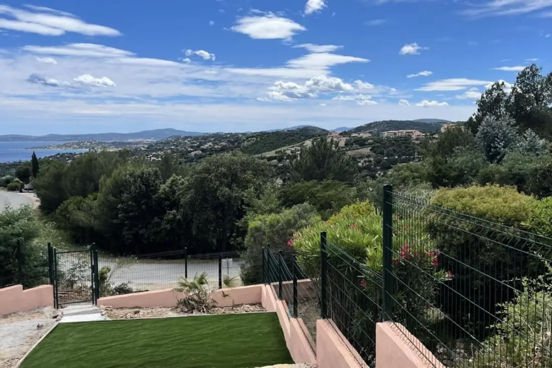 Mazet With View Over The Gulf Of Saint-Tropez