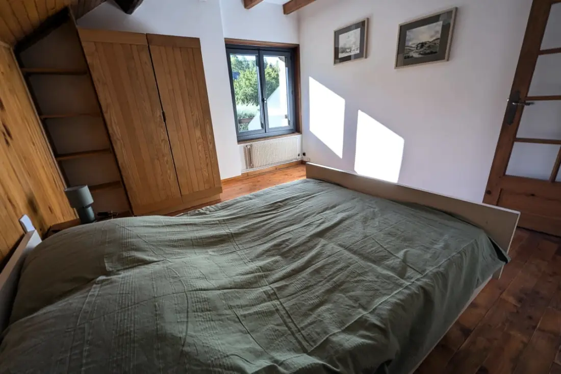 Nagy családi ház közeli tó és állomások