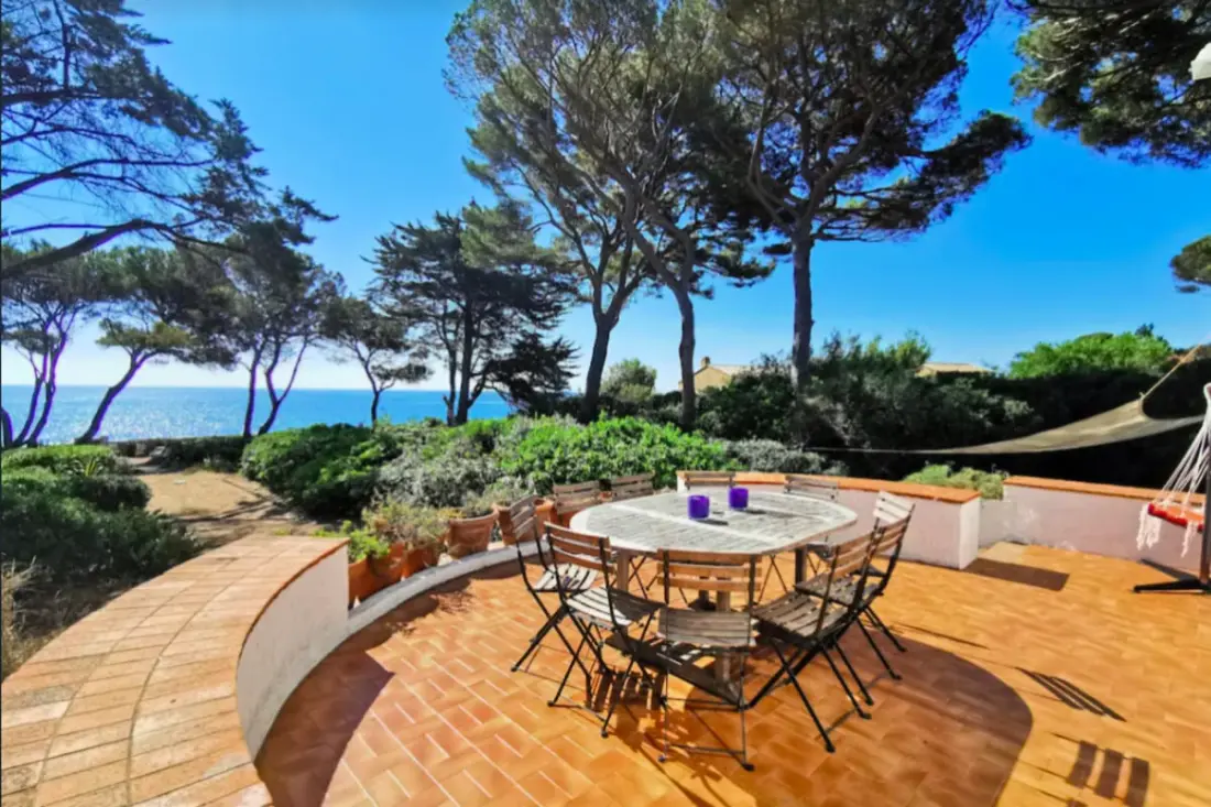 Prachtige villa met tuin en uitzicht op zee