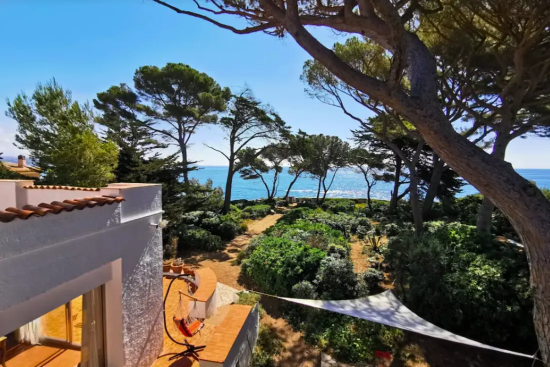 Prachtige villa met tuin en uitzicht op zee