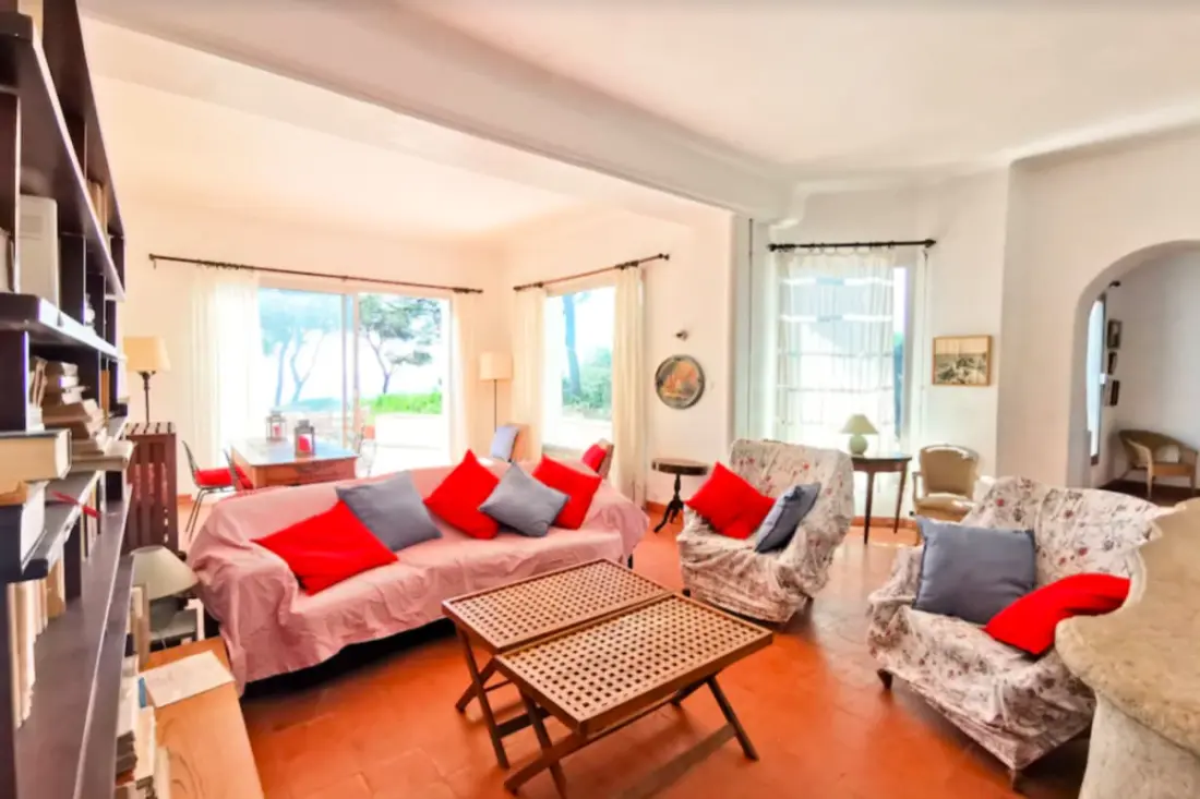 Prachtige villa met tuin en uitzicht op zee