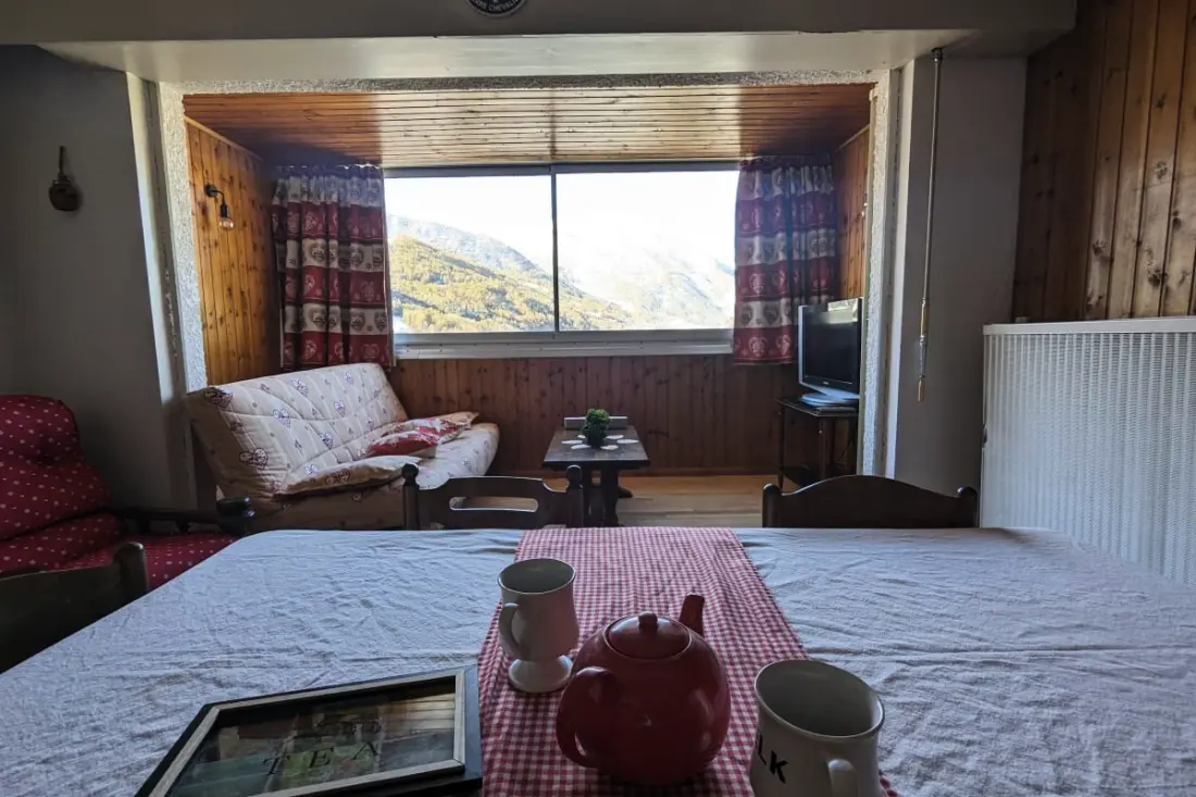 Alpejski Horizon: Balkon i Panoramiczny Widok