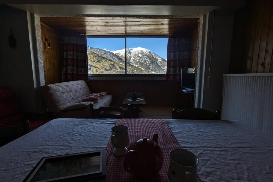 Alpejski Horizon: Balkon i Panoramiczny Widok
