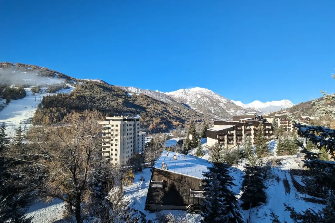 Alpejski Horizon: Balkon i Panoramiczny Widok