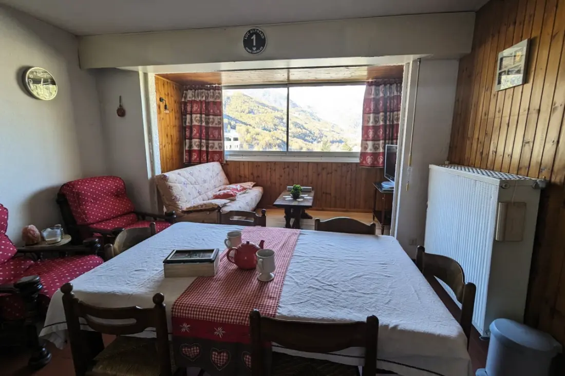 Alpejski Horizon: Balkon i Panoramiczny Widok