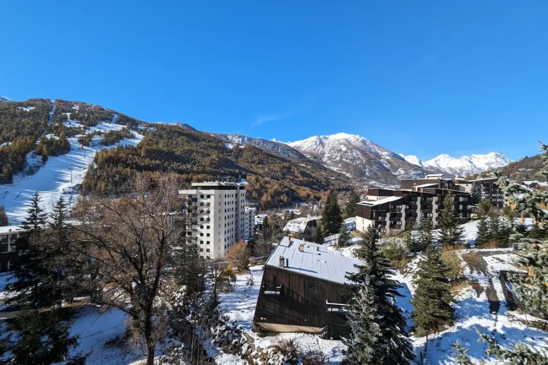 Alpejski Horizon: Balkon i Panoramiczny Widok