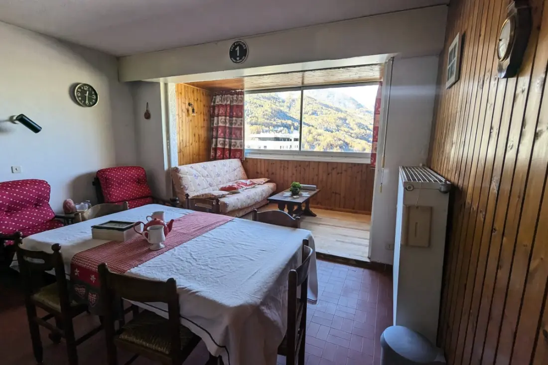 Alpejski Horizon: Balkon i Panoramiczny Widok