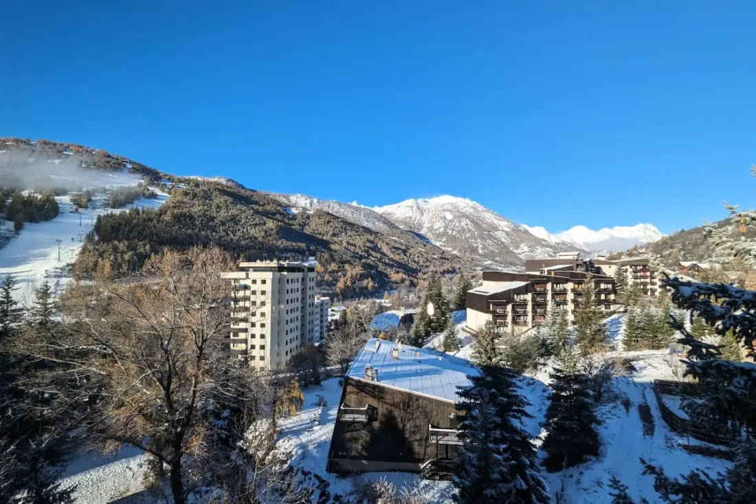 Alpejski Horizon: Balkon i Panoramiczny Widok