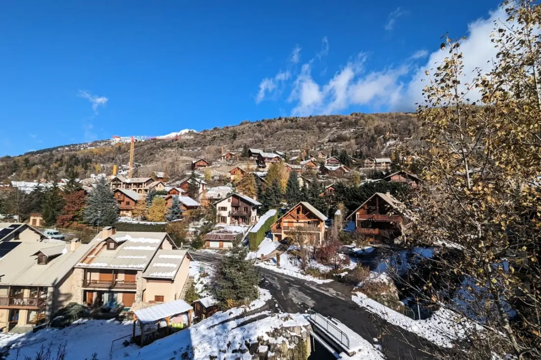 Alpejski Horizon: Balkon i Panoramiczny Widok