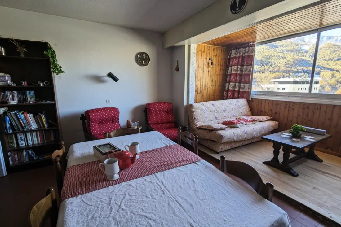 Alpejski Horizon: Balkon i Panoramiczny Widok
