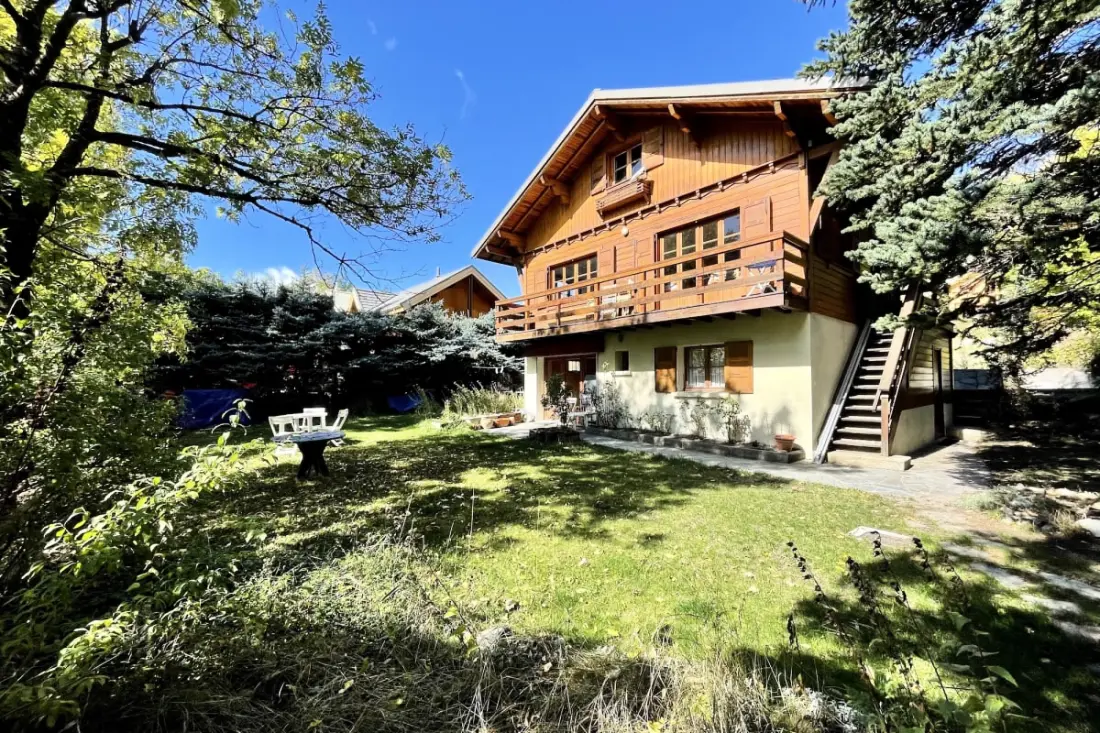 Family Chalet a kertben Saint Chaffrey