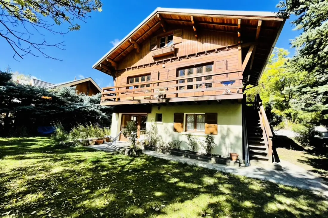 Family Chalet a kertben Saint Chaffrey