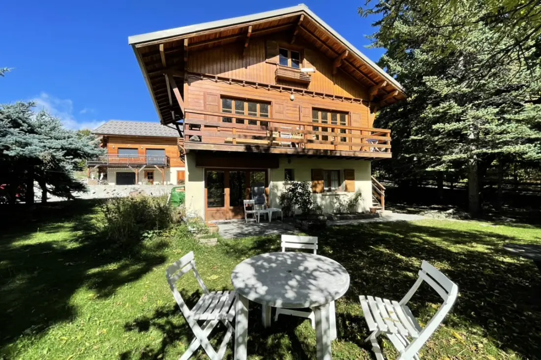 Family Chalet a kertben Saint Chaffrey