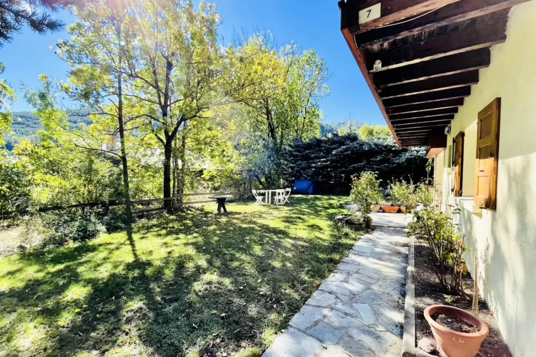 Family Chalet a kertben Saint Chaffrey