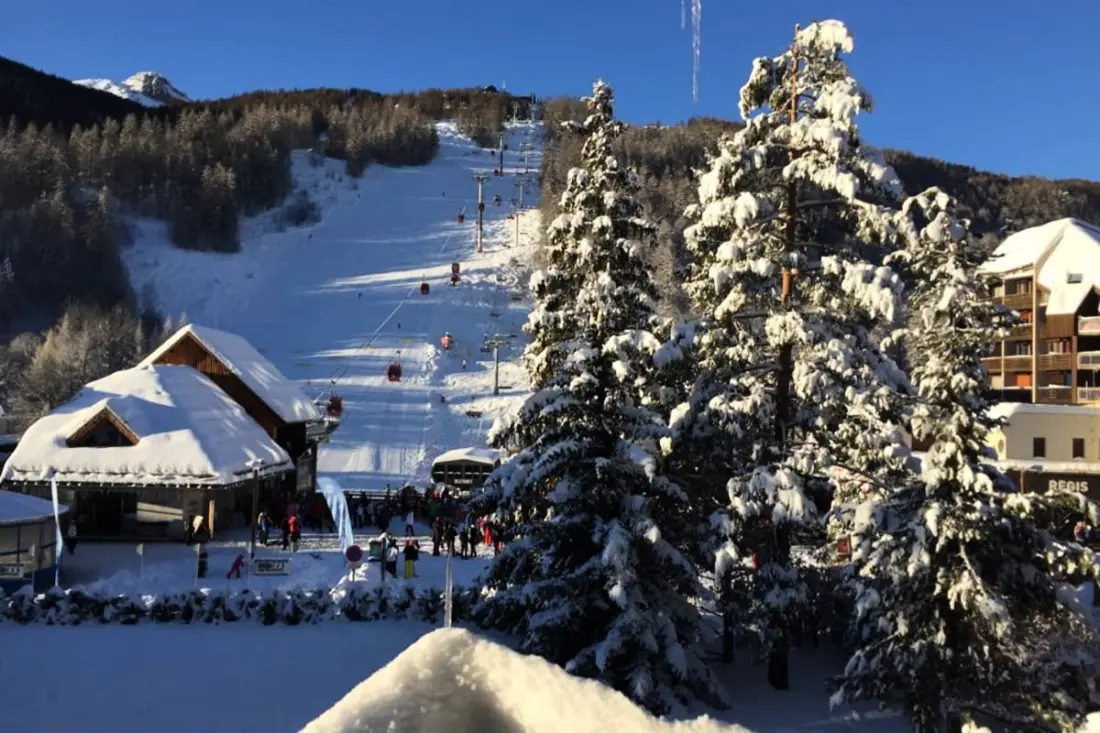 Serre-Chevalier: taras studyjny u podnóża stoków