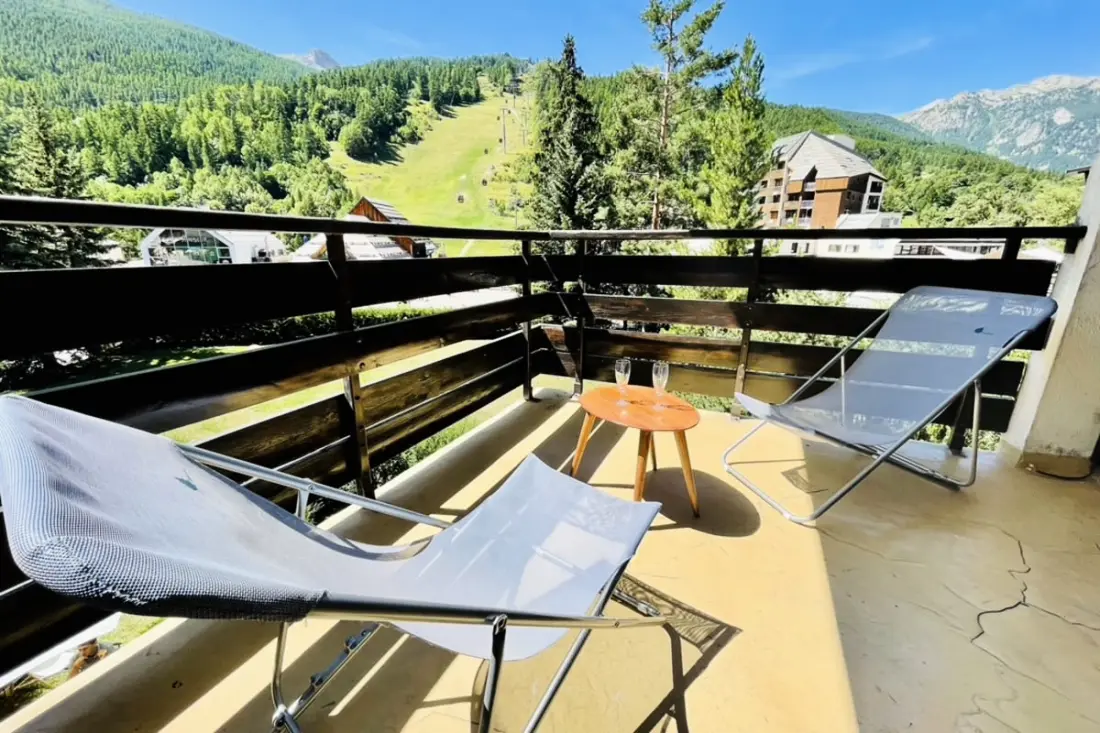 Serre-Chevalier: taras studyjny u podnóża stoków