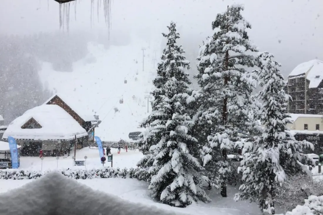 Serre-Chevalier: taras studyjny u podnóża stoków