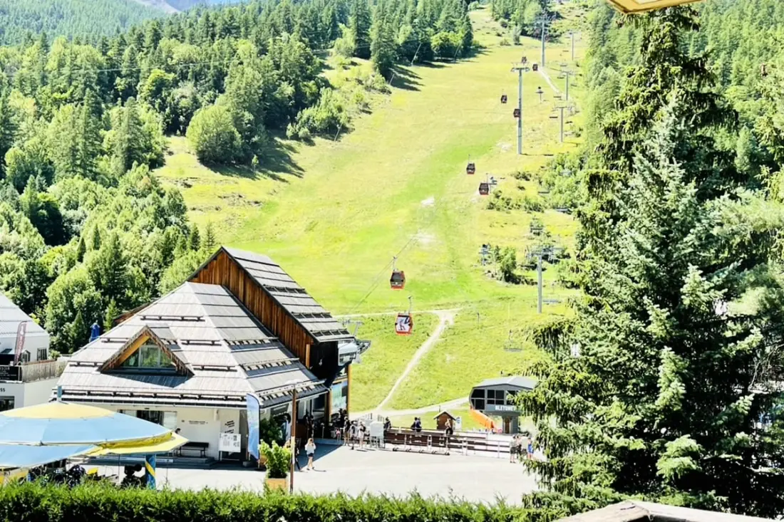 Serre-Chevalier: taras studyjny u podnóża stoków