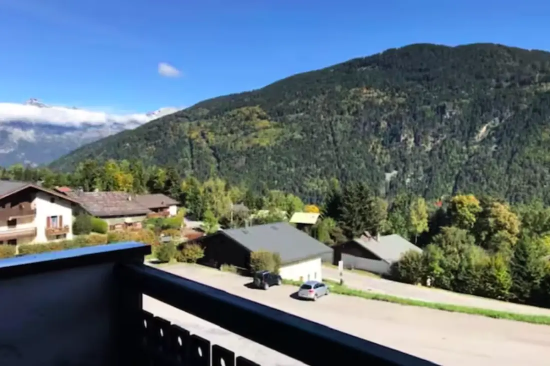 Nidamis a lejtők lábán Massif Mont-blanc