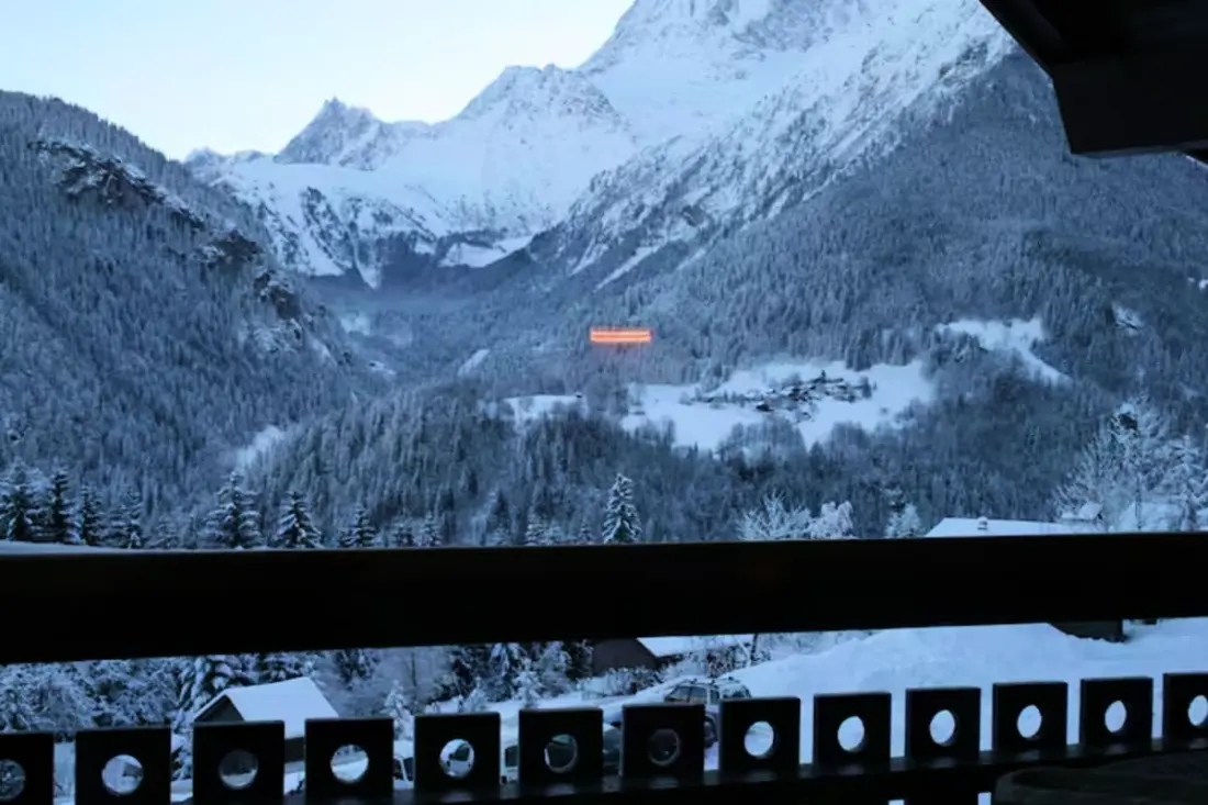 Nidamis a lejtők lábán Massif Mont-blanc