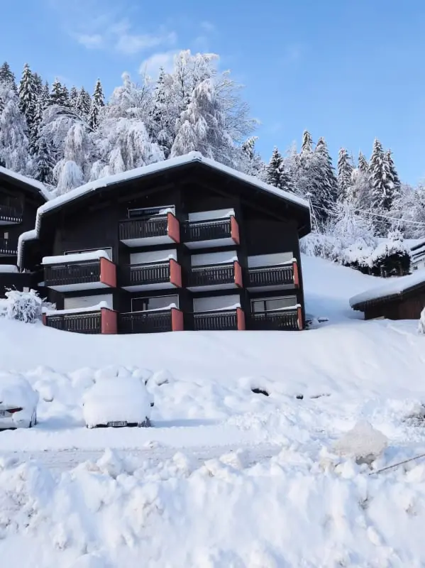 Nidamis a lejtők lábán Massif Mont-blanc