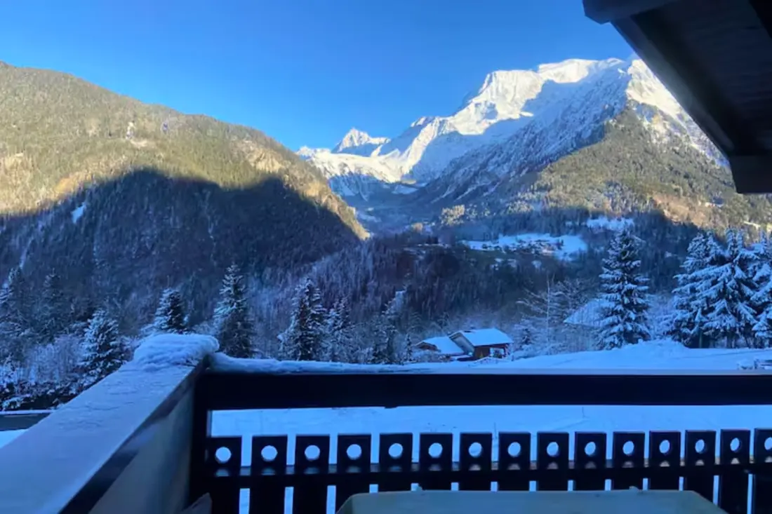Nidamis a lejtők lábán Massif Mont-blanc