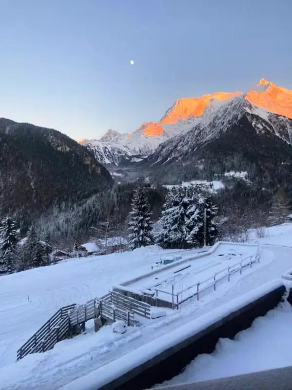 Nidamis a lejtők lábán Massif Mont-blanc