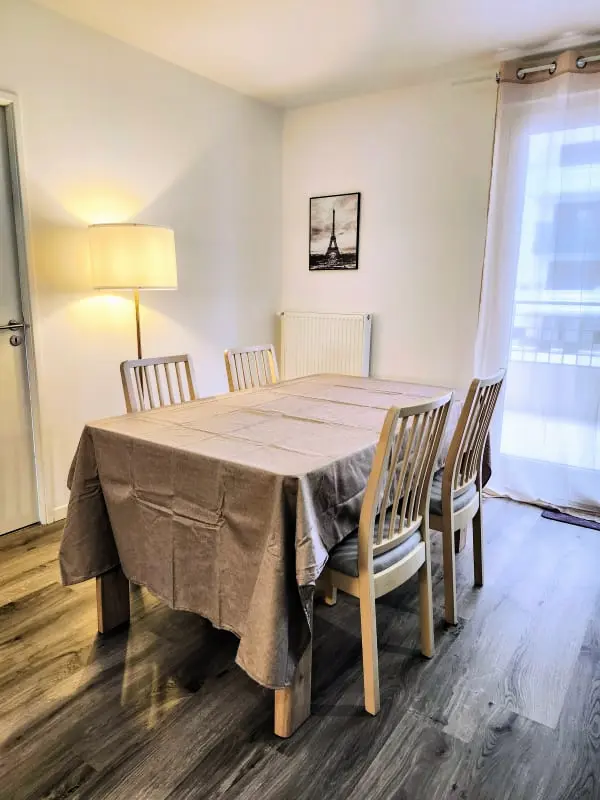 Modern appartement met balkon - dichtbij Parijs