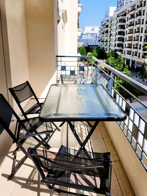 Modern appartement met balkon - dichtbij Parijs