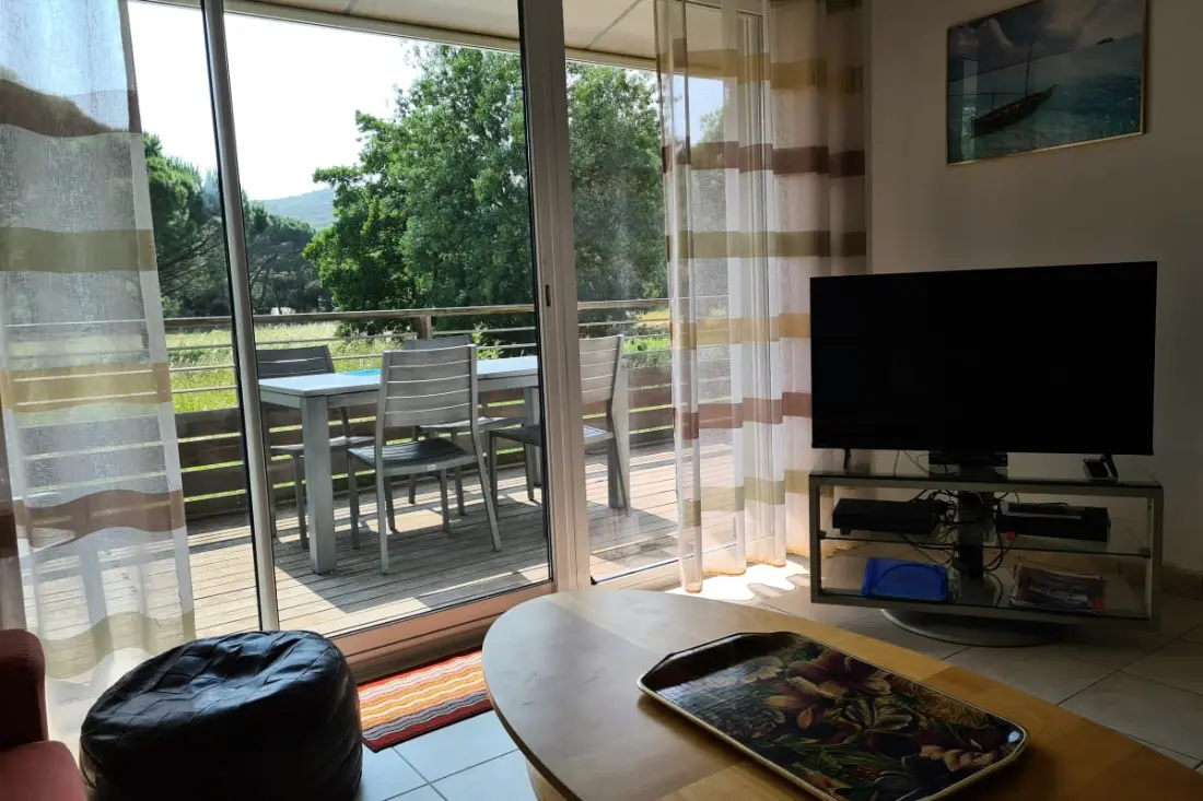 Tágas apartman úszási medencével