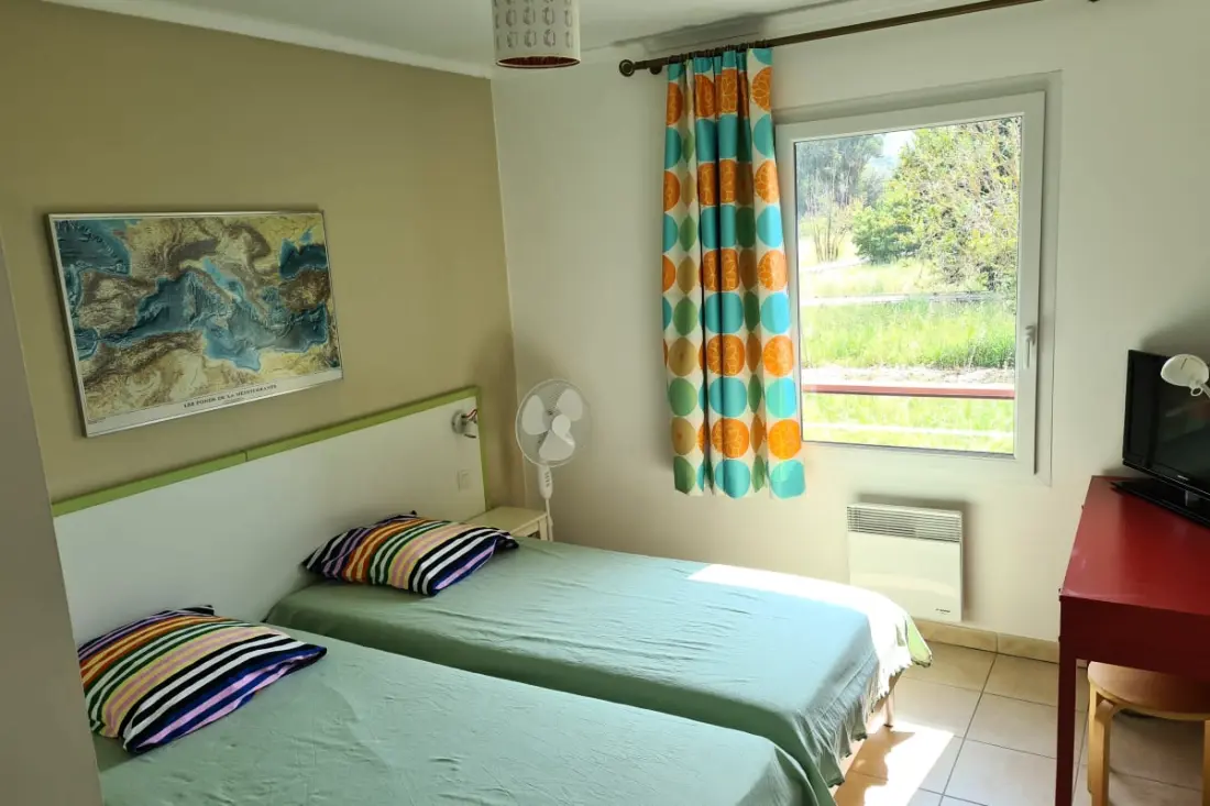 Tágas apartman úszási medencével